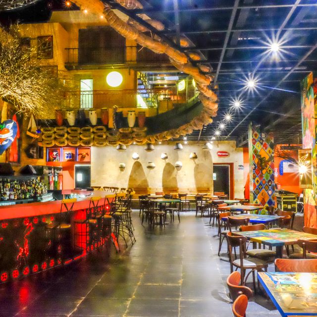 Ambiente vibrante de JALAO de noche
